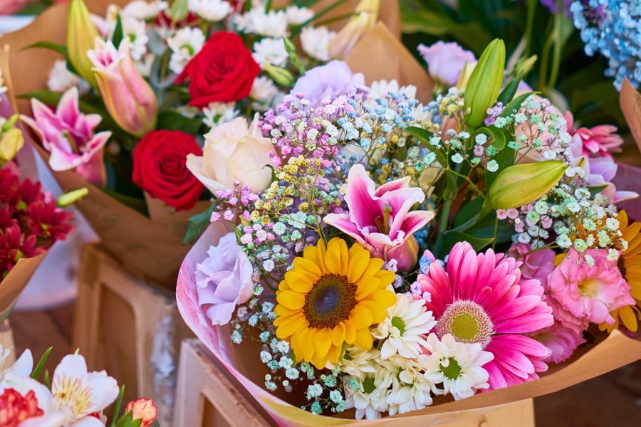 Причины для заказа услуги доставки цветов в Алматы